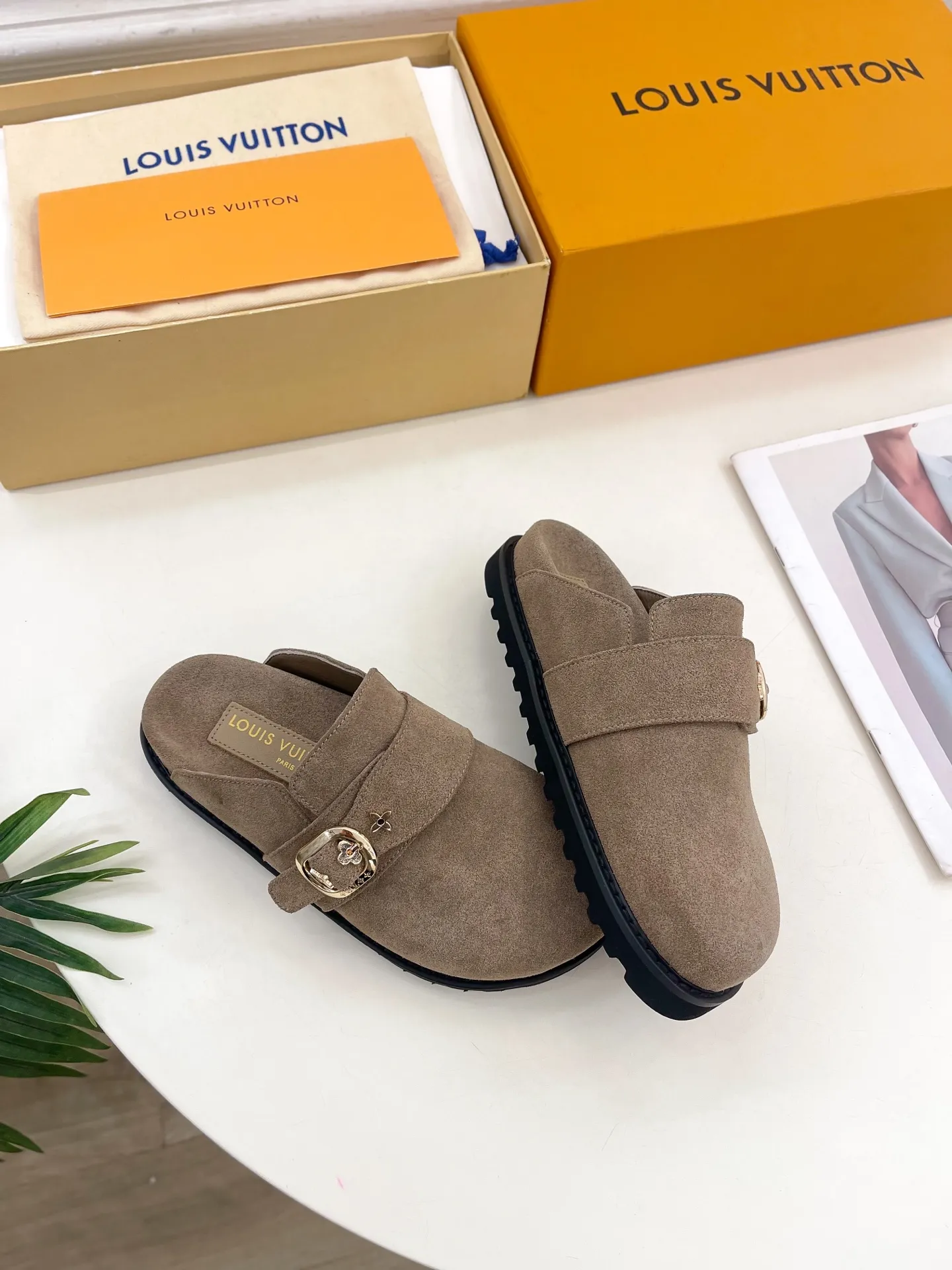 👟👟Ex-factory price 580👟👟 Men's model ➕10 LV | Louis Vuitton 25𝐬𝐬 🧡💚2025 Early spring new model Top version ⚠️ The counter features the latest LV COSY COMFORT metal buckle Bread Mule slippers hard goods new🆕 ❥BS purchasing level! Full of high-end feel! A popular model among bloggers at home and abroad, it’s retro and fashionable and looks amazing on your feet! Mainly recommended models on the official website★ ━━━━━ ЅᏇєєt ━━━━━ ▪️Upper: original specific cowhide/old leather ▪️lining: imported cowhide lining ▪️outsole: original molded outsole ▪️shoe size: women's size 35-39 (customized at 40.41) Men's size 40-44 (45.46 customized)